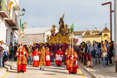Velez Malaga, İspanya - 29 Mart 2018 insanlar geçit töreninde kutsal hafta İspanyol bir şehirde, Paskalya katılan