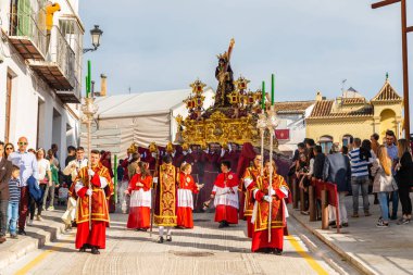 Velez Malaga, İspanya - 29 Mart 2018 insanlar geçit töreninde kutsal hafta İspanyol bir şehirde, Paskalya katılan