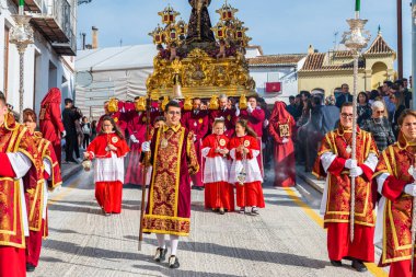 Velez Malaga, İspanya - 29 Mart 2018 insanlar geçit töreninde kutsal hafta İspanyol bir şehirde, Paskalya katılan
