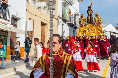 Velez Malaga, İspanya - 29 Mart 2018 insanlar geçit töreninde kutsal hafta İspanyol bir şehirde, Paskalya katılan
