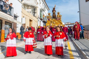 Velez Malaga, İspanya - 29 Mart 2018 insanlar geçit töreninde kutsal hafta İspanyol bir şehirde, Paskalya katılan