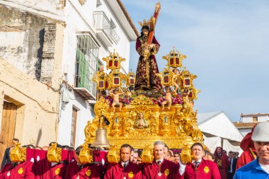 Velez Malaga, İspanya - 29 Mart 2018 insanlar geçit töreninde kutsal hafta İspanyol bir şehirde, Paskalya katılan
