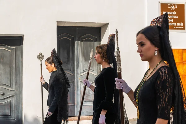 Velez Malaga, İspanya - 29 Mart 2018 insanlar geçit töreninde kutsal hafta İspanyol bir şehirde, Paskalya katılan