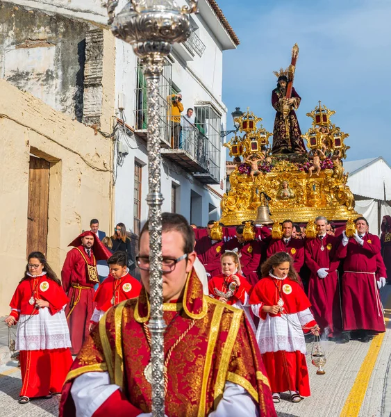 Velez Malaga, İspanya - 29 Mart 2018 insanlar geçit töreninde kutsal hafta İspanyol bir şehirde, Paskalya katılan