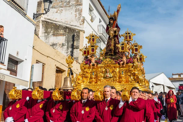 Velez Malaga, İspanya - 29 Mart 2018 insanlar geçit töreninde kutsal hafta İspanyol bir şehirde, Paskalya katılan