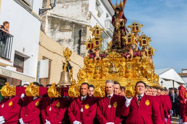 Velez Malaga, İspanya - 29 Mart 2018 insanlar geçit töreninde kutsal hafta İspanyol bir şehirde, Paskalya katılan