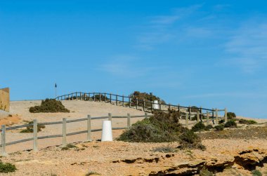 Cabo De Palos, İspanya - 7 Şubat 2019 ünlü promenade ve Akdeniz'de İspanya tarafından kıyı kenti peyzaj