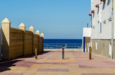 Cabo De Palos, İspanya - 7 Şubat 2019 ünlü promenade ve Akdeniz'de İspanya tarafından kıyı kenti peyzaj