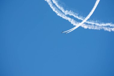 Torre Del Mar, İspanya - 29 Temmuz 2018 uçakları uçan plaj bir sahil kasabasında, Andalusia içinde airshow akrobasi üzerinden