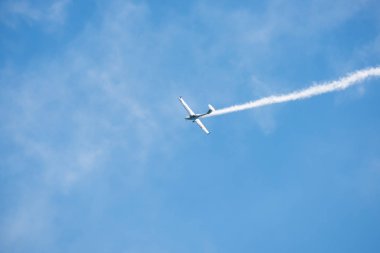 Torre Del Mar, İspanya - 29 Temmuz 2018 uçakları uçan plaj bir sahil kasabasında, Andalusia içinde airshow akrobasi üzerinden
