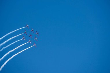 Torre Del Mar, İspanya - 29 Temmuz 2018 uçakları uçan plaj bir sahil kasabasında, Andalusia içinde airshow akrobasi üzerinden