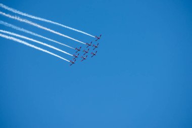 Torre Del Mar, İspanya - 29 Temmuz 2018 uçakları uçan plaj bir sahil kasabasında, Andalusia içinde airshow akrobasi üzerinden