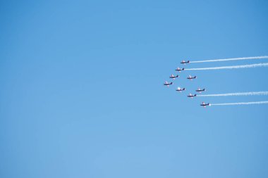 Torre Del Mar, İspanya - 29 Temmuz 2018 uçakları uçan plaj bir sahil kasabasında, Andalusia içinde airshow akrobasi üzerinden