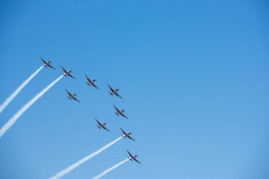 Torre Del Mar, İspanya - 29 Temmuz 2018 uçakları uçan plaj bir sahil kasabasında, Andalusia içinde airshow akrobasi üzerinden