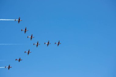 Torre Del Mar, İspanya - 29 Temmuz 2018 uçakları uçan plaj bir sahil kasabasında, Andalusia içinde airshow akrobasi üzerinden