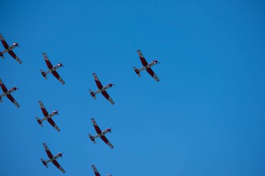 Torre Del Mar, İspanya - 29 Temmuz 2018 uçakları uçan plaj bir sahil kasabasında, Andalusia içinde airshow akrobasi üzerinden