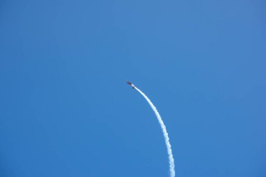 Torre Del Mar, İspanya - 29 Temmuz 2018 uçakları uçan plaj bir sahil kasabasında, Andalusia içinde airshow akrobasi üzerinden