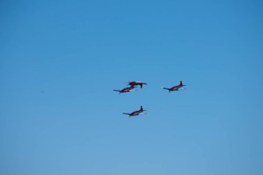Torre Del Mar, İspanya - 29 Temmuz 2018 uçakları uçan plaj bir sahil kasabasında, Andalusia içinde airshow akrobasi üzerinden