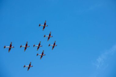 Torre Del Mar, İspanya - 29 Temmuz 2018 uçakları uçan plaj bir sahil kasabasında, Andalusia içinde airshow akrobasi üzerinden