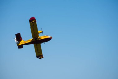 Torre Del Mar, İspanya - 29 Temmuz 2018 uçakları uçan plaj bir sahil kasabasında, Andalusia içinde airshow akrobasi üzerinden
