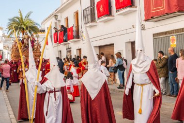 Velez Malaga, İspanya - 25 Mart 2018 insanlar kutsal bir haftada bir İspanyol şehir, Paskalya bağlı alayı katılan