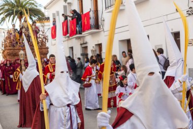 Velez Malaga, İspanya - 25 Mart 2018 insanlar kutsal bir haftada bir İspanyol şehir, Paskalya bağlı alayı katılan