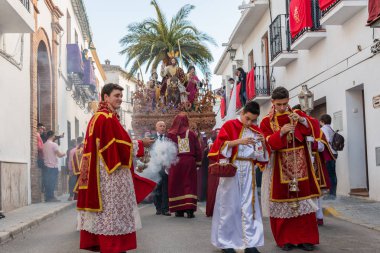 Velez Malaga, İspanya - 25 Mart 2018 insanlar kutsal bir haftada bir İspanyol şehir, Paskalya bağlı alayı katılan