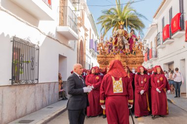 Velez Malaga, İspanya - 25 Mart 2018 insanlar kutsal bir haftada bir İspanyol şehir, Paskalya bağlı alayı katılan