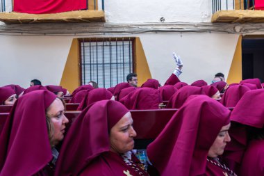 Velez Malaga, İspanya - 25 Mart 2018 insanlar kutsal bir haftada bir İspanyol şehir, Paskalya bağlı alayı katılan