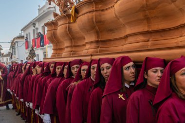 Velez Malaga, İspanya - 25 Mart 2018 insanlar kutsal bir haftada bir İspanyol şehir, Paskalya bağlı alayı katılan