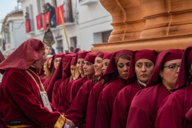 Velez Malaga, İspanya - 25 Mart 2018 insanlar kutsal bir haftada bir İspanyol şehir, Paskalya bağlı alayı katılan