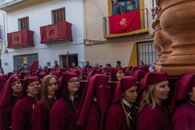 Velez Malaga, İspanya - 25 Mart 2018 insanlar kutsal bir haftada bir İspanyol şehir, Paskalya bağlı alayı katılan