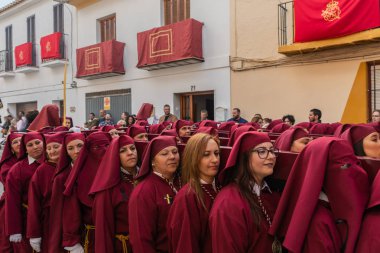 Velez Malaga, İspanya - 25 Mart 2018 insanlar kutsal bir haftada bir İspanyol şehir, Paskalya bağlı alayı katılan
