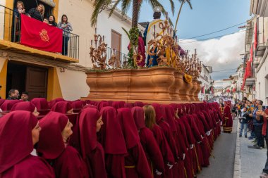 Velez Malaga, İspanya - 25 Mart 2018 insanlar kutsal bir haftada bir İspanyol şehir, Paskalya bağlı alayı katılan