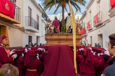 Velez Malaga, İspanya - 25 Mart 2018 insanlar kutsal bir haftada bir İspanyol şehir, Paskalya bağlı alayı katılan
