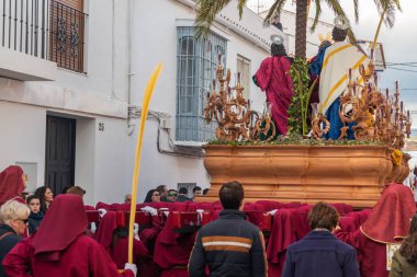 Velez Malaga, İspanya - 25 Mart 2018 insanlar kutsal bir haftada bir İspanyol şehir, Paskalya bağlı alayı katılan