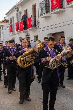 Velez Malaga, İspanya - 25 Mart 2018 insanlar kutsal bir haftada bir İspanyol şehir, Paskalya bağlı alayı katılan