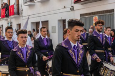 Velez Malaga, İspanya - 25 Mart 2018 insanlar kutsal bir haftada bir İspanyol şehir, Paskalya bağlı alayı katılan