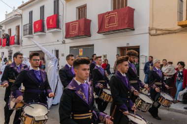 Velez Malaga, İspanya - 25 Mart 2018 insanlar kutsal bir haftada bir İspanyol şehir, Paskalya bağlı alayı katılan