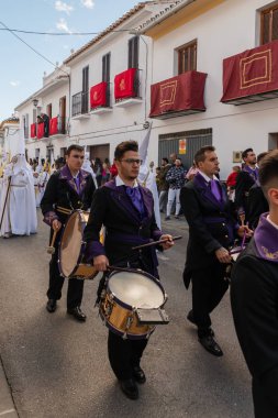 Velez Malaga, İspanya - 25 Mart 2018 insanlar kutsal bir haftada bir İspanyol şehir, Paskalya bağlı alayı katılan