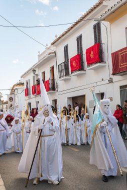 Velez Malaga, İspanya - 25 Mart 2018 insanlar kutsal bir haftada bir İspanyol şehir, Paskalya bağlı alayı katılan