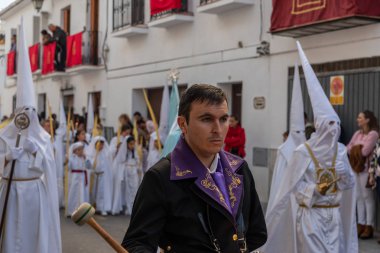 Velez Malaga, İspanya - 25 Mart 2018 insanlar kutsal bir haftada bir İspanyol şehir, Paskalya bağlı alayı katılan