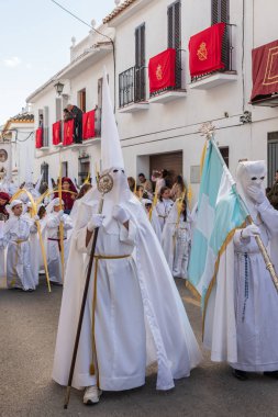 Velez Malaga, İspanya - 25 Mart 2018 insanlar kutsal bir haftada bir İspanyol şehir, Paskalya bağlı alayı katılan