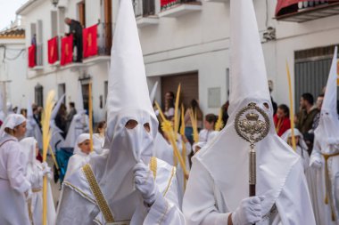 Velez Malaga, İspanya - 25 Mart 2018 insanlar kutsal bir haftada bir İspanyol şehir, Paskalya bağlı alayı katılan