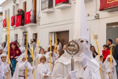 Velez Malaga, İspanya - 25 Mart 2018 insanlar kutsal bir haftada bir İspanyol şehir, Paskalya bağlı alayı katılan