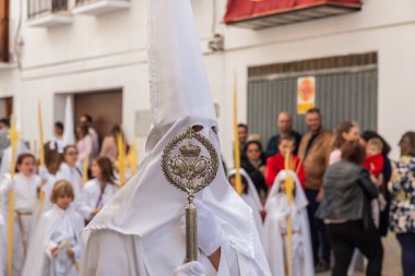 Velez Malaga, İspanya - 25 Mart 2018 insanlar kutsal bir haftada bir İspanyol şehir, Paskalya bağlı alayı katılan