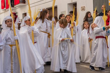 Velez Malaga, İspanya - 25 Mart 2018 insanlar kutsal bir haftada bir İspanyol şehir, Paskalya bağlı alayı katılan