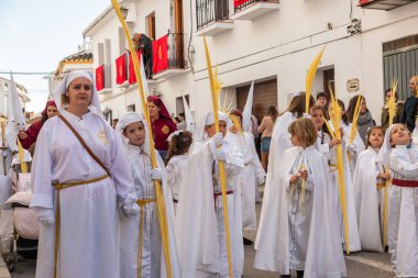Velez Malaga, İspanya - 25 Mart 2018 insanlar kutsal bir haftada bir İspanyol şehir, Paskalya bağlı alayı katılan