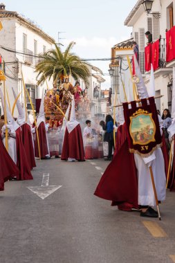 Velez Malaga, İspanya - 25 Mart 2018 insanlar kutsal bir haftada bir İspanyol şehir, Paskalya bağlı alayı katılan