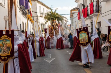 Velez Malaga, İspanya - 25 Mart 2018 insanlar kutsal bir haftada bir İspanyol şehir, Paskalya bağlı alayı katılan